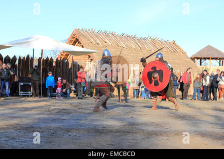 Deux guerriers en costumes médiévaux combattre en bataille par intérim pour les touristes dans Slawutowo, village de la région occidentale, la Pologne. Banque D'Images