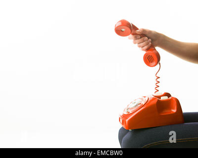 Répondre à femme, téléphone rouge sur fond blanc. copie espace disponible Banque D'Images