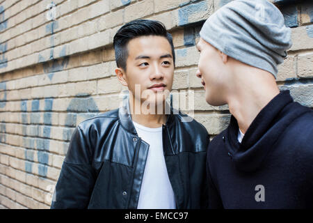 La Chine, Hong Kong, couple gay au mur de la maison Banque D'Images