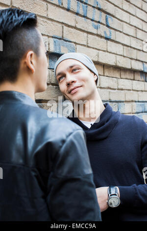 La Chine, Hong Kong, couple gay au mur de la maison Banque D'Images