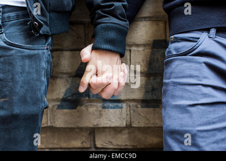 La Chine, Hong Kong, close-up of gay couple holding hands Banque D'Images