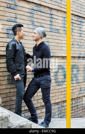 La Chine, Hong Kong, couple gay au mur de la maison Banque D'Images