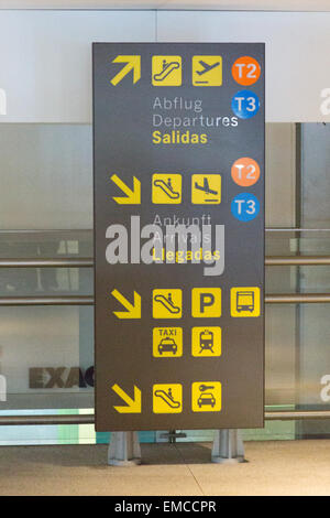 Signes de départ et d'arrivée à l'intérieur de l'Aéroport International de Malaga Banque D'Images