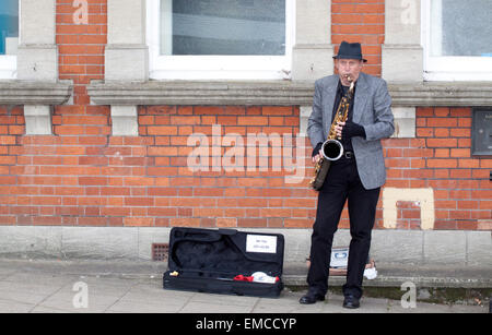 Un musicien ambulant de rue jouant un saxophone ténor Banque D'Images