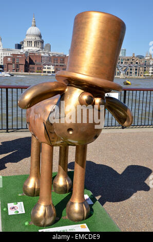 Une sculpture réplique Shaun le mouton, une partie de l'Shaun dans la ville exposition de 50 Shauns placés autour de Londres en mai 2015 Banque D'Images