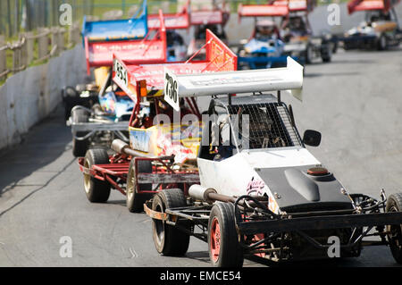 F2 FORMULA 2 deux voitures de stock car racing courses course piste ovale aile ailes ouvertes vers le bas moteur à roues tarmac courte sport sports u Banque D'Images