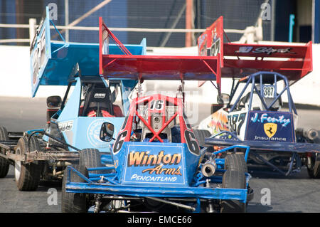 F2 FORMULA 2 deux voitures de stock car racing courses course piste ovale aile ailes ouvertes vers le bas moteur à roues tarmac courte sport sports u Banque D'Images