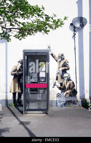 Banksy's 'spy' booth semblait l'oeuvre à Cheltenham, Gloucestershire, en avril 2014. Banque D'Images