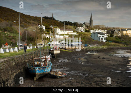 L'Irlande, Co Galway, le Connemara, de bateaux de pêche dans le port de Clifden à marée basse Banque D'Images