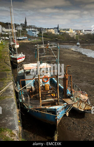 L'Irlande, Galway, le Connemara, Co bateaux dans Clifden port à marée basse Banque D'Images