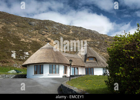 L'Irlande, Galway, le Connemara, Co, Clifden Sky Road, nouvelle maison construite avec toit de chaume coniques Banque D'Images