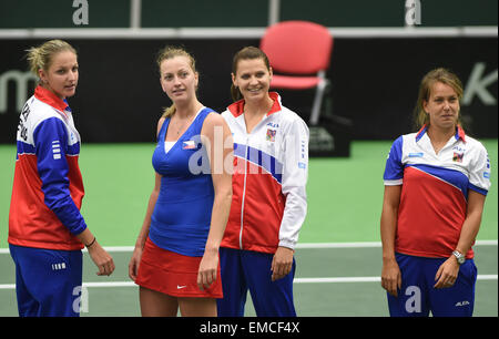 Ostrava, République tchèque. Apr 19, 2015. Le joueur de tennis tchèque Petra Kvitova célèbre avec ses coéquipiers (de gauche à droite : Karolina Pliskova, Petra Kvitova, Lucie Safarova et Barbora Strycova) après avoir remporté la demi-finale contre la République Tchèque France Fed Cup Match contre Caroline Garcia, à Ostrava, en République tchèque, le 19 avril 2015. © Jaroslav Ozana/CTK Photo/Alamy Live News Banque D'Images