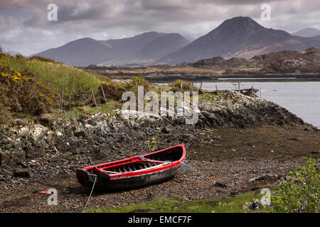 L'Irlande, Co Galway, le Connemara Loop, Lettermore, rouge bateau amarré à côté de Ballynakill Harbour Banque D'Images