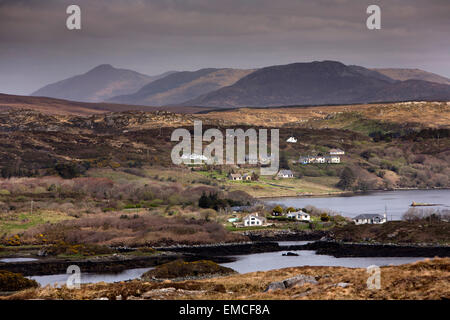 L'Irlande, Galway, le Connemara, Co Ballinaboy, vue sur l'entrée de la côtière les Twelve Bens Banque D'Images