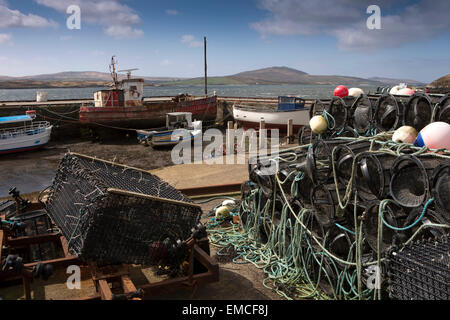 L'Irlande, Co Galway, le Connemara Loop, Lettermore, nouveau plastique des casiers à homard empilés sur le port Banque D'Images