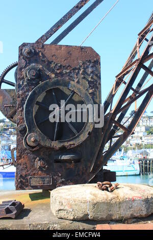 un vieux treuil sur le quai de newlyn lors d'une suny en été Banque D'Images