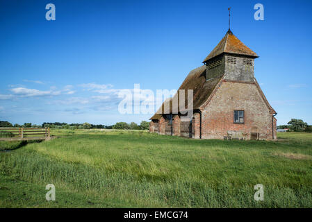 L'ancienne église médiévale contre paysage ciel d'été Banque D'Images