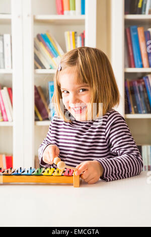 Portrait of happy little girl playing xylophones Banque D'Images