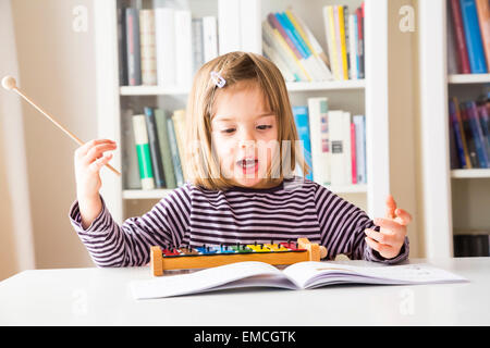 Little girl playing xylophones Banque D'Images