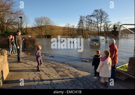 Les spectateurs au parc voiture inondée Batheaston baignoire et le nord-est du Somerset England UK Banque D'Images