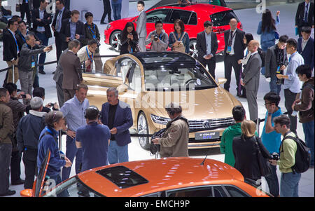 Shanghai, Chine. Apr 20, 2015. Document - un document image fournie par Friso Gentsch/Volkswagen/dpa montre les visiteurs qui regardent la nouvelle Volkswagen Coupé C110 après sa présentation à l'exposition de Volkswagen stand pendant le salon de l'automobile Auto Shanghai à Shanghai, Chine, le 20 avril 2015. L'exposition qui commence au 22 avril 2015, présente les derniers modèles pour le plus grand marché automobile. (ATTENTION : Utiliser uniquement rédactionnel) © dpa/Alamy Live News Banque D'Images