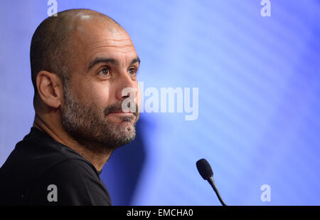 Munich, Allemagne. Apr 20, 2015. L'entraîneur-chef du Bayern Munich Pep Guardiola parle au cours d'une conférence de presse à l'Allianz Arena de Munich, Allemagne, 20 avril 2015. Munich rencontrera le FC Porto en Ligue des Champions en match quart 21 avril 2015. Photo : Andreas Gebert/dpa/Alamy Live News Banque D'Images