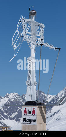 Metal sculpture skieur sur une colline au-dessus de La Plagne, dans les Alpes françaises, faits de vieux télésiège ski composants pylône Banque D'Images