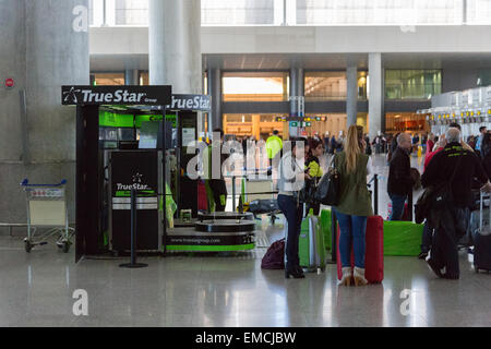 Service d'emballage de bagages à l'aéroport de Malaga Espagne Banque D'Images