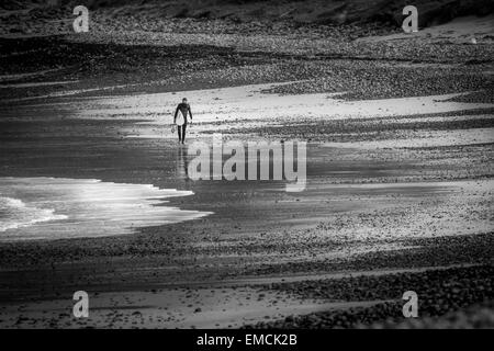Lone surfer sur le sable du Siar, Traigh Vatersay, Ile de Barra, Outer Hebrides, UK Banque D'Images