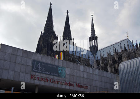 La cathédrale de Cologne, la bannière d'exposition 'la domination romaine sur le Rhin", musée romain-germanique, Köln, Nordrhein-Westfalen, Allemagne Banque D'Images