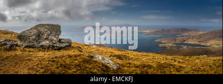 Vaste panorama et Ssriking vue depuis le sommet d'Heaval sur l'île de Barra, à plus de Castlebay et Vatersay dans l'écoute Banque D'Images