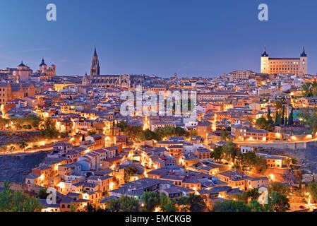 L'Espagne, Castille la Manche : vue nocturne de la ville historique de Tolède Banque D'Images