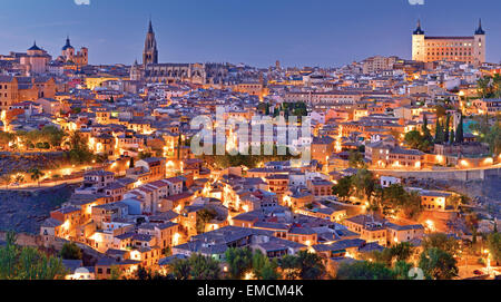 L'Espagne, Castille la Manche : vue nocturne de la ville historique de Tolède Banque D'Images