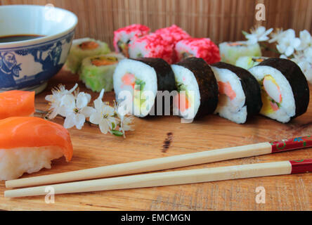 Mélange de sushi avec des baguettes et de sauce de soja Banque D'Images
