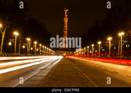 Trafic de nuit avec la colonne de la Victoire Berlin à l'arrière-plan Banque D'Images