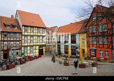 Quedlinburg, Allemagne - 16 Avril 2015 : la prise de photo de l'maisons colorées à colombages sur le Schlossberg. Banque D'Images