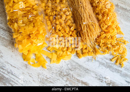 Paquets de variété de pâtes aux œufs contexte Banque D'Images