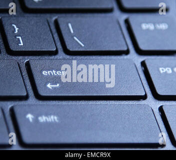 Ordinateur portable avec clavier bouton touche entrée en surbrillance Banque D'Images