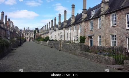 Dans les puits près de vicaires Somerset. L'origine (choral vicaires députés des chanoines) ont chanté dans la cathédrale depuis environ 1140 . En 1348 elles ont été incorporées en tant que collège de Vicaires quand la salle à manger au-dessus de ce porche est entré en usage. Les maisons ont été remplis par les cheminées,1363 ont été soulevées et couronné à propos de 1470. À l'extrémité est la chapelle au-dessus de laquelle il y a une bibliothèque. Robert Timoney/AlamyLiveNews. Banque D'Images