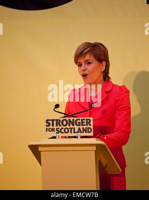 Ratho, Édimbourg, Écosse, Royaume-Uni. 20 avril 2015. Nicola Sturgeon Première Ministre de l'Ecosse lance le Scottish National Party manifesto 2015 à Ratho Banque D'Images