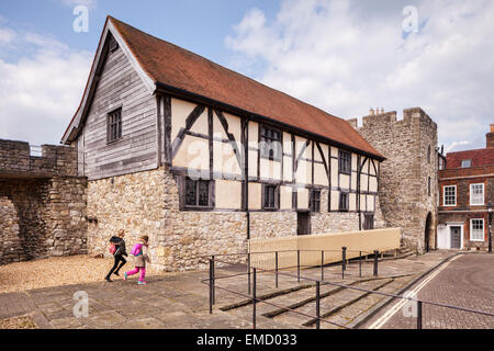 Le Westgate Hall et l'ancienne Westgate, Southampton, Hampshire, Angleterre. Banque D'Images