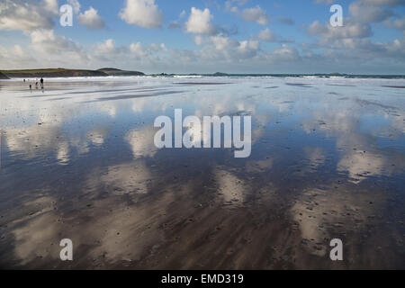 Balade sur la plage de Whitesands Bay dans la région de Pembrokeshire à marée basse Banque D'Images