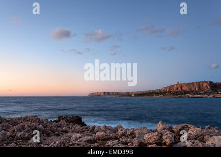 San Vito lo Capo, Sicile pastel : Coucher de soleil sur la mer méditerranée Banque D'Images