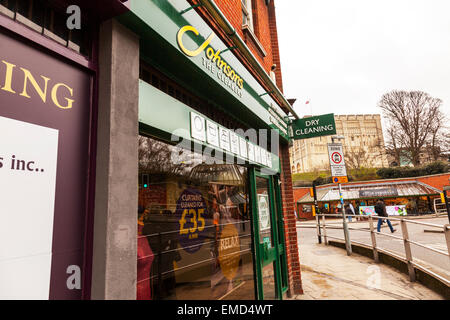 Nettoyage à sec boutique Johnsons cleaners signe extérieur de vitre avant Norwich Norfolk Angleterre Royaume-uni Banque D'Images