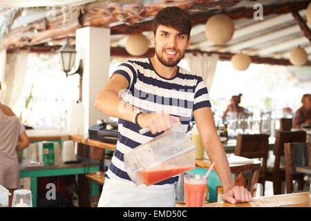 Portrait de l'homme dans le décisions Smoothies aux fruits Banque D'Images