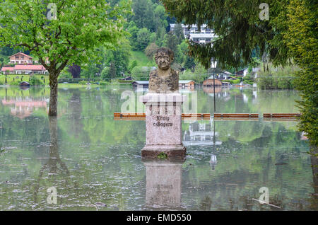 Rottach-Egern park avec la statue du roi Max I. Joseph au bord du lac inondés Banque D'Images