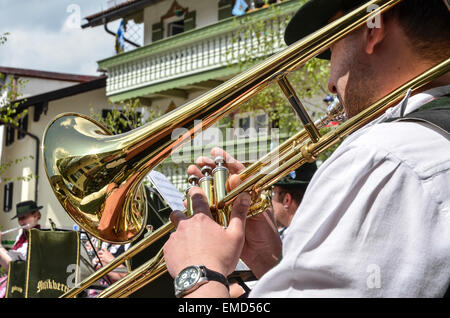 Fanfare bavaroise or musicien tuba basse à Miesbach 1er mai jour maypole Banque D'Images