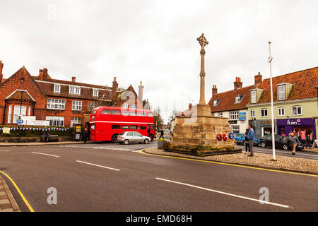 Le centre-ville de Holt war memorial road street centre old red bus North Norfolk UK Angleterre Banque D'Images