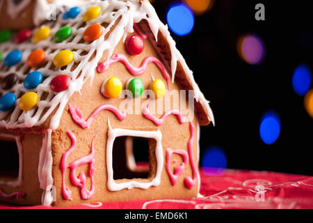 Gingerbread House décoré de bonbons colorés Banque D'Images