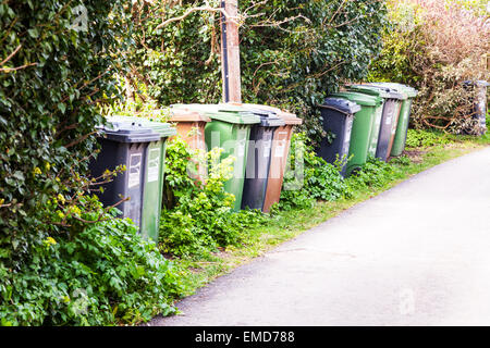 La collecte des bacs de déchets déchets Norwich wheelie bin bins alignés pour être recueillies vidé Norfolk UK Angleterre Banque D'Images